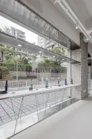 자연광이 넘치는 NFT 갤러리 전시 공간